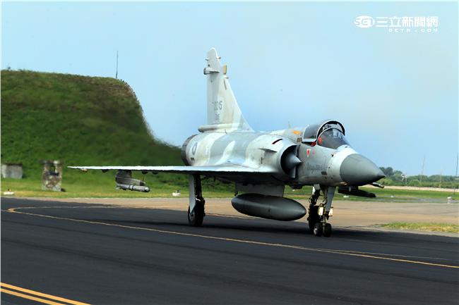 空軍幻象2000-5型戰機是大型三角翼、無尾翼、單發動機構型的軍用飛機， 主武器是固定2門30mm機關炮和9個掛載武器硬點，硬點上可以裝載的除了4發空對空飛彈以外，通常是炸彈、空對地飛彈或是空對艦飛彈等。（記者邱榮吉/攝影）