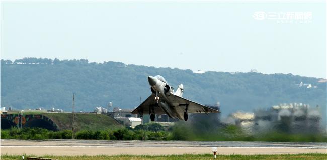 空軍幻象2000-5型戰機是大型三角翼、無尾翼、單發動機構型的軍用飛機， 主武器是固定2門30mm機關炮和9個掛載武器硬點，硬點上可以裝載的除了4發空對空飛彈以外，通常是炸彈、空對地飛彈或是空對艦飛彈等。（記者邱榮吉/攝影）