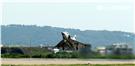 空軍幻象2000-5型戰機是大型三角翼、無尾翼、單發動機構型的軍用飛機， 主武器是固定2門30mm機關炮和9個掛載武器硬點，硬點上可以裝載的除了4發空對空飛彈以外，通常是炸彈、空對地飛彈或是空對艦飛彈等。（記者邱榮吉/攝影）