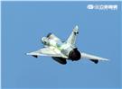 空軍幻象2000-5型戰機是大型三角翼、無尾翼、單發動機構型的軍用飛機， 主武器是固定2門30mm機關炮和9個掛載武器硬點，硬點上可以裝載的除了4發空對空飛彈以外，通常是炸彈、空對地飛彈或是空對艦飛彈等。（記者邱榮吉/攝影）