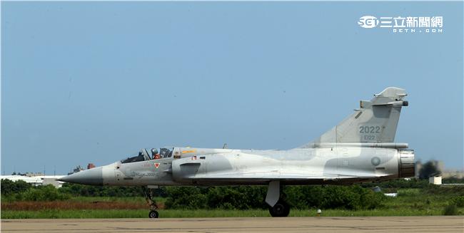 空軍幻象2000-5型戰機是大型三角翼、無尾翼、單發動機構型的軍用飛機， 主武器是固定2門30mm機關炮和9個掛載武器硬點，硬點上可以裝載的除了4發空對空飛彈以外，通常是炸彈、空對地飛彈或是空對艦飛彈等。（記者邱榮吉/攝影）