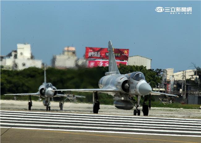 空軍幻象2000-5型戰機是大型三角翼、無尾翼、單發動機構型的軍用飛機， 主武器是固定2門30mm機關炮和9個掛載武器硬點，硬點上可以裝載的除了4發空對空飛彈以外，通常是炸彈、空對地飛彈或是空對艦飛彈等。（記者邱榮吉/攝影）