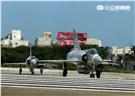 空軍幻象2000-5型戰機是大型三角翼、無尾翼、單發動機構型的軍用飛機， 主武器是固定2門30mm機關炮和9個掛載武器硬點，硬點上可以裝載的除了4發空對空飛彈以外，通常是炸彈、空對地飛彈或是空對艦飛彈等。（記者邱榮吉/攝影）