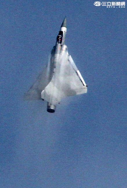 空軍幻象2000-5型戰機是大型三角翼、無尾翼、單發動機構型的軍用飛機， 主武器是固定2門30mm機關炮和9個掛載武器硬點，硬點上可以裝載的除了4發空對空飛彈以外，通常是炸彈、空對地飛彈或是空對艦飛彈等。（記者邱榮吉/攝影）