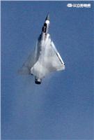 空軍幻象2000-5型戰機是大型三角翼、無尾翼、單發動機構型的軍用飛機， 主武器是固定2門30mm機關炮和9個掛載武器硬點，硬點上可以裝載的除了4發空對空飛彈以外，通常是炸彈、空對地飛彈或是空對艦飛彈等。（記者邱榮吉/攝影）