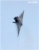 空軍幻象2000-5型戰機是大型三角翼、無尾翼、單發動機構型的軍用飛機， 主武器是固定2門30mm機關炮和9個掛載武器硬點，硬點上可以裝載的除了4發空對空飛彈以外，通常是炸彈、空對地飛彈或是空對艦飛彈等。（記者邱榮吉/攝影）