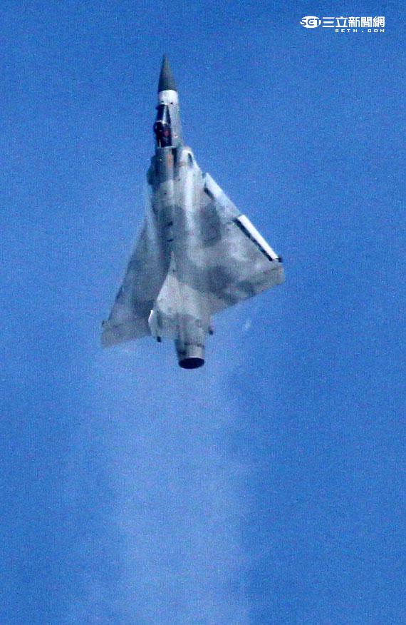 空軍幻象2000-5型戰機是大型三角翼、無尾翼、單發動機構型的軍用飛機， 主武器是固定2門30mm機關炮和9個掛載武器硬點，硬點上可以裝載的除了4發空對空飛彈以外，通常是炸彈、空對地飛彈或是空對艦飛彈等。（記者邱榮吉/攝影）