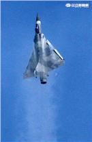 空軍幻象2000-5型戰機是大型三角翼、無尾翼、單發動機構型的軍用飛機， 主武器是固定2門30mm機關炮和9個掛載武器硬點，硬點上可以裝載的除了4發空對空飛彈以外，通常是炸彈、空對地飛彈或是空對艦飛彈等。（記者邱榮吉/攝影）