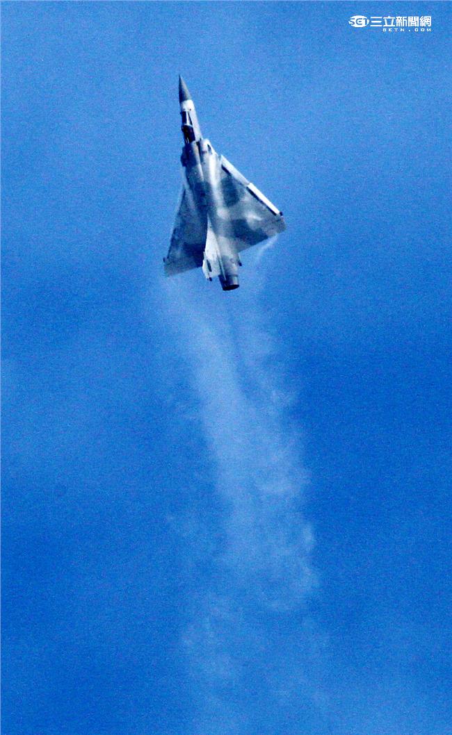 空軍幻象2000-5型戰機是大型三角翼、無尾翼、單發動機構型的軍用飛機， 主武器是固定2門30mm機關炮和9個掛載武器硬點，硬點上可以裝載的除了4發空對空飛彈以外，通常是炸彈、空對地飛彈或是空對艦飛彈等。（記者邱榮吉/攝影）