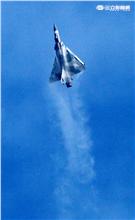 空軍幻象2000-5型戰機是大型三角翼、無尾翼、單發動機構型的軍用飛機， 主武器是固定2門30mm機關炮和9個掛載武器硬點，硬點上可以裝載的除了4發空對空飛彈以外，通常是炸彈、空對地飛彈或是空對艦飛彈等。（記者邱榮吉/攝影）