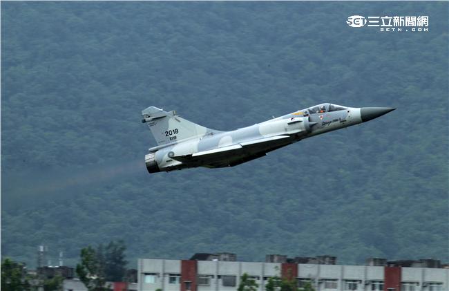 空軍幻象2000-5型戰機是大型三角翼、無尾翼、單發動機構型的軍用飛機， 主武器是固定2門30mm機關炮和9個掛載武器硬點，硬點上可以裝載的除了4發空對空飛彈以外，通常是炸彈、空對地飛彈或是空對艦飛彈等。（記者邱榮吉/攝影）