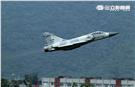 空軍幻象2000-5型戰機是大型三角翼、無尾翼、單發動機構型的軍用飛機， 主武器是固定2門30mm機關炮和9個掛載武器硬點，硬點上可以裝載的除了4發空對空飛彈以外，通常是炸彈、空對地飛彈或是空對艦飛彈等。（記者邱榮吉/攝影）
