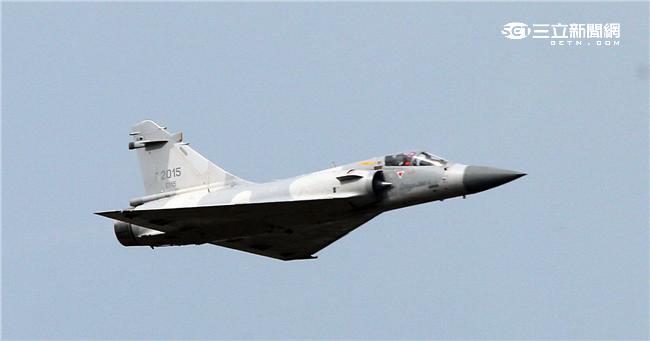 空軍幻象2000-5型戰機是大型三角翼、無尾翼、單發動機構型的軍用飛機， 主武器是固定2門30mm機關炮和9個掛載武器硬點，硬點上可以裝載的除了4發空對空飛彈以外，通常是炸彈、空對地飛彈或是空對艦飛彈等。（記者邱榮吉/攝影）