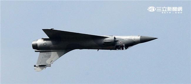 空軍幻象2000-5型戰機是大型三角翼、無尾翼、單發動機構型的軍用飛機， 主武器是固定2門30mm機關炮和9個掛載武器硬點，硬點上可以裝載的除了4發空對空飛彈以外，通常是炸彈、空對地飛彈或是空對艦飛彈等。（記者邱榮吉/攝影）