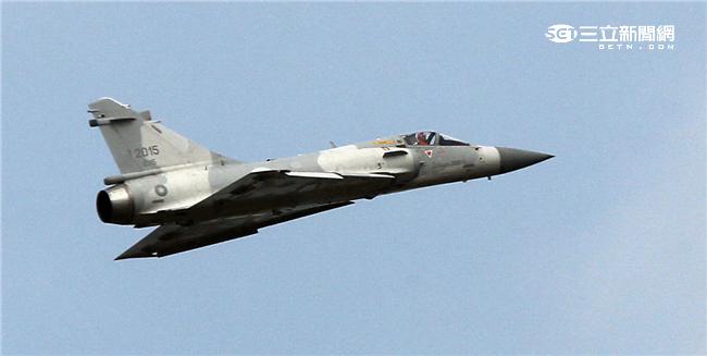 空軍幻象2000-5型戰機是大型三角翼、無尾翼、單發動機構型的軍用飛機， 主武器是固定2門30mm機關炮和9個掛載武器硬點，硬點上可以裝載的除了4發空對空飛彈以外，通常是炸彈、空對地飛彈或是空對艦飛彈等。（記者邱榮吉/攝影）