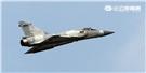 空軍幻象2000-5型戰機是大型三角翼、無尾翼、單發動機構型的軍用飛機， 主武器是固定2門30mm機關炮和9個掛載武器硬點，硬點上可以裝載的除了4發空對空飛彈以外，通常是炸彈、空對地飛彈或是空對艦飛彈等。（記者邱榮吉/攝影）