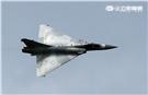 空軍幻象2000-5型戰機是大型三角翼、無尾翼、單發動機構型的軍用飛機， 主武器是固定2門30mm機關炮和9個掛載武器硬點，硬點上可以裝載的除了4發空對空飛彈以外，通常是炸彈、空對地飛彈或是空對艦飛彈等。（記者邱榮吉/攝影）