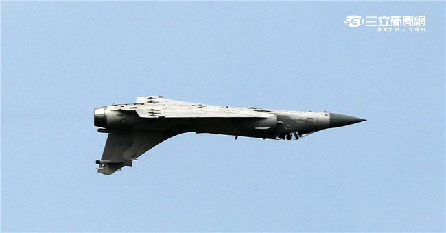 空軍幻象2000-5型戰機是大型三角翼、無尾翼、單發動機構型的軍用飛機， 主武器是固定2門30mm機關炮和9個掛載武器硬點，硬點上可以裝載的除了4發空對空飛彈以外，通常是炸彈、空對地飛彈或是空對艦飛彈等。（記者邱榮吉/攝影）
