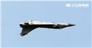 空軍幻象2000-5型戰機是大型三角翼、無尾翼、單發動機構型的軍用飛機， 主武器是固定2門30mm機關炮和9個掛載武器硬點，硬點上可以裝載的除了4發空對空飛彈以外，通常是炸彈、空對地飛彈或是空對艦飛彈等。（記者邱榮吉/攝影）