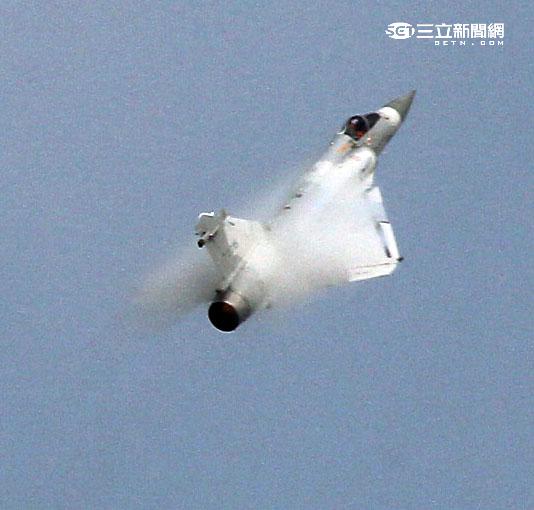 空軍幻象2000-5型戰機是大型三角翼、無尾翼、單發動機構型的軍用飛機， 主武器是固定2門30mm機關炮和9個掛載武器硬點，硬點上可以裝載的除了4發空對空飛彈以外，通常是炸彈、空對地飛彈或是空對艦飛彈等。（記者邱榮吉/攝影）