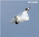 空軍幻象2000-5型戰機是大型三角翼、無尾翼、單發動機構型的軍用飛機， 主武器是固定2門30mm機關炮和9個掛載武器硬點，硬點上可以裝載的除了4發空對空飛彈以外，通常是炸彈、空對地飛彈或是空對艦飛彈等。（記者邱榮吉/攝影）