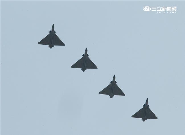 空軍幻象2000-5型戰機是大型三角翼、無尾翼、單發動機構型的軍用飛機， 主武器是固定2門30mm機關炮和9個掛載武器硬點，硬點上可以裝載的除了4發空對空飛彈以外，通常是炸彈、空對地飛彈或是空對艦飛彈等。（記者邱榮吉/攝影）
