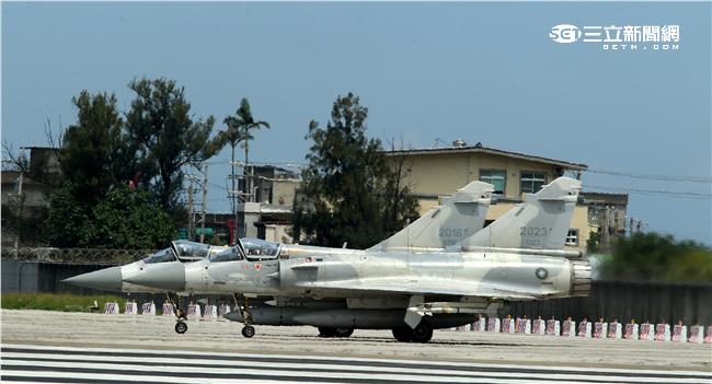 空軍幻象2000-5型戰機是大型三角翼、無尾翼、單發動機構型的軍用飛機， 主武器是固定2門30mm機關炮和9個掛載武器硬點，硬點上可以裝載的除了4發空對空飛彈以外，通常是炸彈、空對地飛彈或是空對艦飛彈等。（記者邱榮吉/攝影）