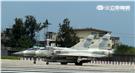 空軍幻象2000-5型戰機是大型三角翼、無尾翼、單發動機構型的軍用飛機， 主武器是固定2門30mm機關炮和9個掛載武器硬點，硬點上可以裝載的除了4發空對空飛彈以外，通常是炸彈、空對地飛彈或是空對艦飛彈等。（記者邱榮吉/攝影）