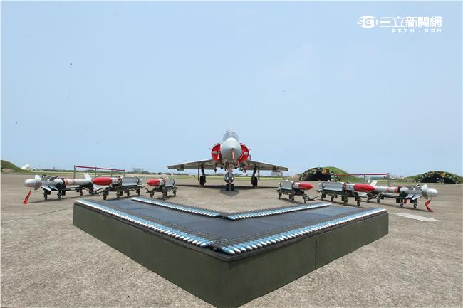 空軍幻象2000-5型戰機是大型三角翼、無尾翼、單發動機構型的軍用飛機， 主武器是固定2門30mm機關炮和9個掛載武器硬點，硬點上可以裝載的除了4發空對空飛彈以外，通常是炸彈、空對地飛彈或是空對艦飛彈等。（記者邱榮吉/攝影）