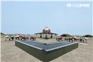 空軍幻象2000-5型戰機是大型三角翼、無尾翼、單發動機構型的軍用飛機， 主武器是固定2門30mm機關炮和9個掛載武器硬點，硬點上可以裝載的除了4發空對空飛彈以外，通常是炸彈、空對地飛彈或是空對艦飛彈等。（記者邱榮吉/攝影）