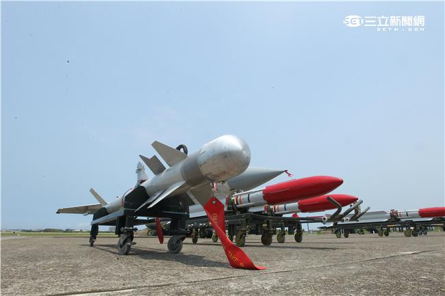 空軍幻象2000-5型戰機是大型三角翼、無尾翼、單發動機構型的軍用飛機， 主武器是固定2門30mm機關炮和9個掛載武器硬點，硬點上可以裝載的除了4發空對空飛彈以外，通常是炸彈、空對地飛彈或是空對艦飛彈等。（記者邱榮吉/攝影）