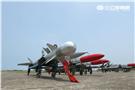 空軍幻象2000-5型戰機是大型三角翼、無尾翼、單發動機構型的軍用飛機， 主武器是固定2門30mm機關炮和9個掛載武器硬點，硬點上可以裝載的除了4發空對空飛彈以外，通常是炸彈、空對地飛彈或是空對艦飛彈等。（記者邱榮吉/攝影）
