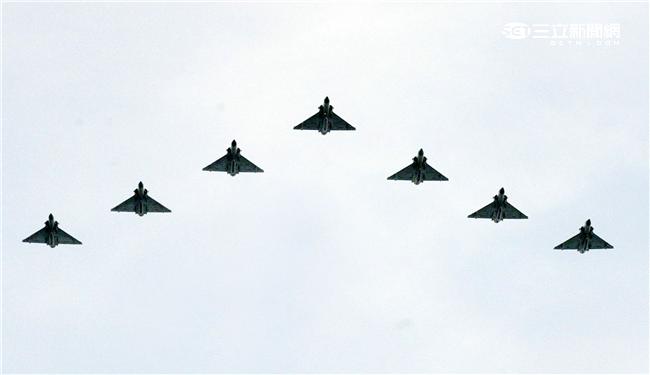 空軍幻象2000-5型戰機是大型三角翼、無尾翼、單發動機構型的軍用飛機， 主武器是固定2門30mm機關炮和9個掛載武器硬點，硬點上可以裝載的除了4發空對空飛彈以外，通常是炸彈、空對地飛彈或是空對艦飛彈等。（記者邱榮吉/攝影）