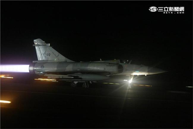 空軍幻象2000-5型戰機是大型三角翼、無尾翼、單發動機構型的軍用飛機， 主武器是固定2門30mm機關炮和9個掛載武器硬點，硬點上可以裝載的除了4發空對空飛彈以外，通常是炸彈、空對地飛彈或是空對艦飛彈等。（記者邱榮吉/攝影）