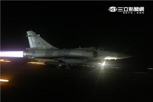 空軍幻象2000-5型戰機是大型三角翼、無尾翼、單發動機構型的軍用飛機， 主武器是固定2門30mm機關炮和9個掛載武器硬點，硬點上可以裝載的除了4發空對空飛彈以外，通常是炸彈、空對地飛彈或是空對艦飛彈等。（記者邱榮吉/攝影）