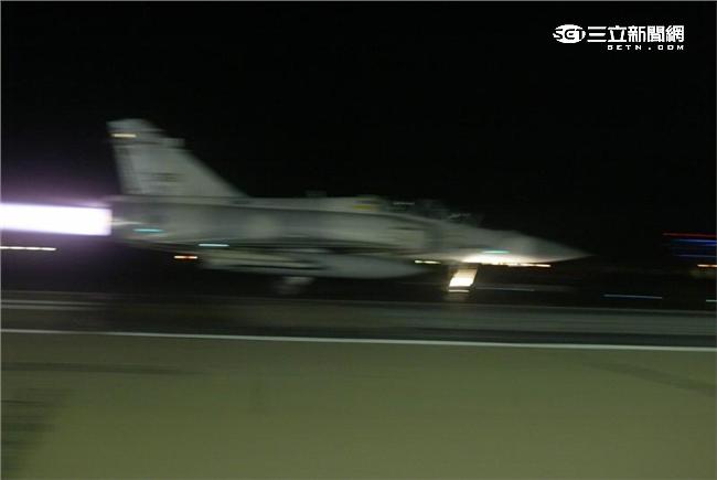 空軍幻象2000-5型戰機是大型三角翼、無尾翼、單發動機構型的軍用飛機， 主武器是固定2門30mm機關炮和9個掛載武器硬點，硬點上可以裝載的除了4發空對空飛彈以外，通常是炸彈、空對地飛彈或是空對艦飛彈等。（記者邱榮吉/攝影）