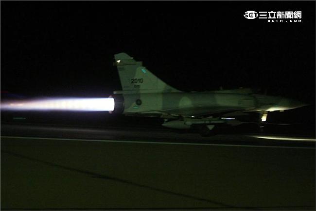 空軍幻象2000-5型戰機是大型三角翼、無尾翼、單發動機構型的軍用飛機， 主武器是固定2門30mm機關炮和9個掛載武器硬點，硬點上可以裝載的除了4發空對空飛彈以外，通常是炸彈、空對地飛彈或是空對艦飛彈等。（記者邱榮吉/攝影）