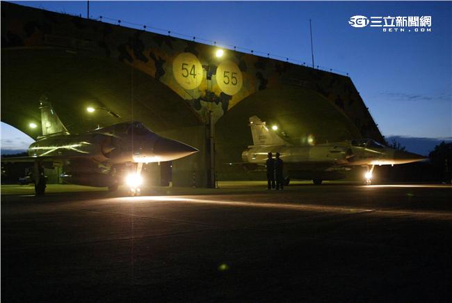 空軍幻象2000-5型戰機是大型三角翼、無尾翼、單發動機構型的軍用飛機， 主武器是固定2門30mm機關炮和9個掛載武器硬點，硬點上可以裝載的除了4發空對空飛彈以外，通常是炸彈、空對地飛彈或是空對艦飛彈等。（記者邱榮吉/攝影）