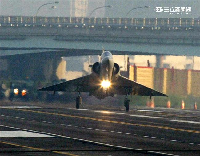 空軍幻象2000-5型戰機是大型三角翼、無尾翼、單發動機構型的軍用飛機， 主武器是固定2門30mm機關炮和9個掛載武器硬點，硬點上可以裝載的除了4發空對空飛彈以外，通常是炸彈、空對地飛彈或是空對艦飛彈等。（記者邱榮吉/攝影）