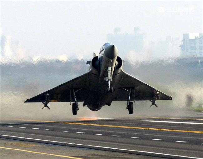 空軍幻象2000-5型戰機是大型三角翼、無尾翼、單發動機構型的軍用飛機， 主武器是固定2門30mm機關炮和9個掛載武器硬點，硬點上可以裝載的除了4發空對空飛彈以外，通常是炸彈、空對地飛彈或是空對艦飛彈等。（記者邱榮吉/攝影）