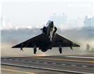 空軍幻象2000-5型戰機是大型三角翼、無尾翼、單發動機構型的軍用飛機， 主武器是固定2門30mm機關炮和9個掛載武器硬點，硬點上可以裝載的除了4發空對空飛彈以外，通常是炸彈、空對地飛彈或是空對艦飛彈等。（記者邱榮吉/攝影）
