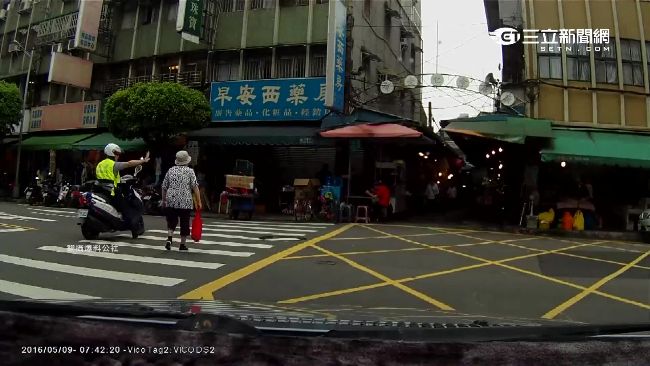 阿嬤不敢過馬路　霸氣警擋車隨行護送