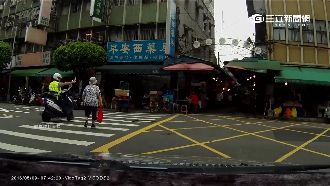 阿嬤不敢過馬路　霸氣警擋車隨行護送