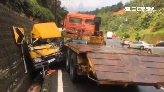拖板車高速過彎失控　撞工程車釀4傷