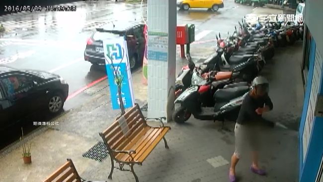 安全帽男持刀對空亂砍　見人卻裝沒事