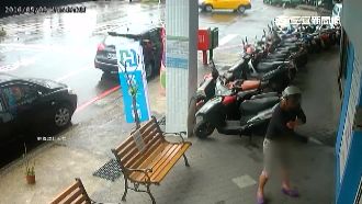 安全帽男持刀對空亂砍　見人卻裝沒事