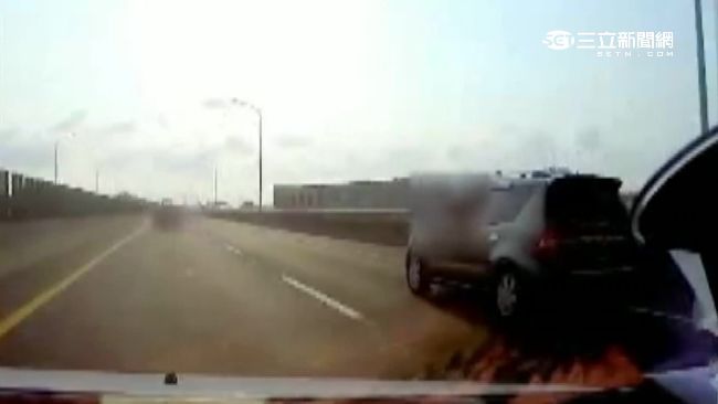 不滿被按喇叭超車　廂型車暴怒亮槍