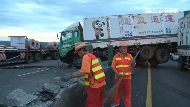 聯結車追撞大貨車　鐵條鋼筋散落一地
