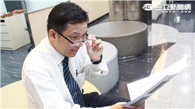 驚！輕熟族看文件短暫模糊　原來是被這個纏身