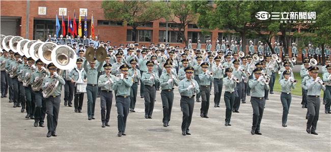 國防部聯合樂儀隊將於520正副總統就職典禮在總統府前廣場操演，（10）日以當天的編隊做慶典勤務的訓練。（記者邱榮吉/攝影）